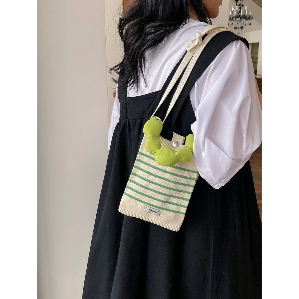 กระเป๋าสะพายข้าง ใส่โทรศัพท์มือถือได้ทุกรุ่น งานถักผ้าไหมพรม พร้อมส่งจากไทย