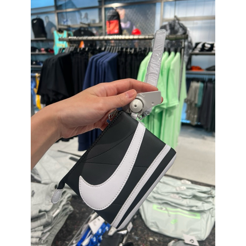 กระเป๋าNike 💥 ใบเล็กคล้องมือได้ Nike Cortez Wristlet