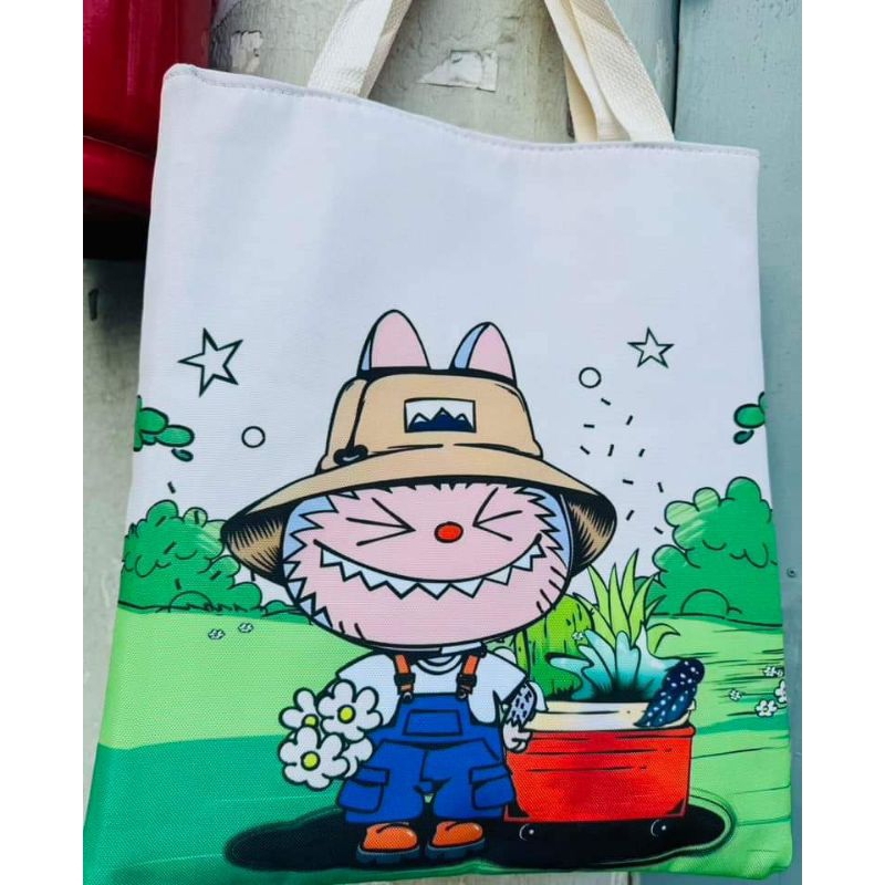 กระเป๋าผ้าลาบูบู้ (1 ชิ้น)ขนาด 35*40 เซน พร้อมซิป ลวดลายน่ารัก