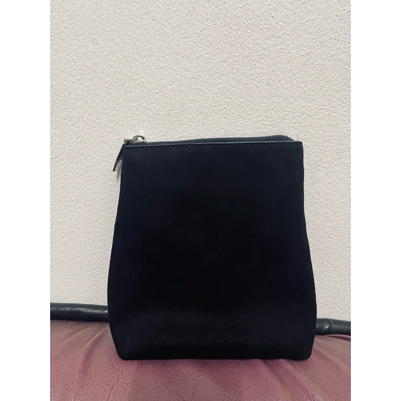 ✅ กระเป๋า CHARLES & KEITH แท้ 💯%กำมะหยี่สีดำเนื้อผ้าหนาและนุ่มมีโลโก้ตรงที่ดึงซิปสีเงินและด้านในกระเ