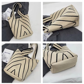 A009กระเป๋าถือข้อมือ กระเป๋าทรงสวย ทรงถัก ผ้าไหมพรม ใส่ของได้จุ มี4สี