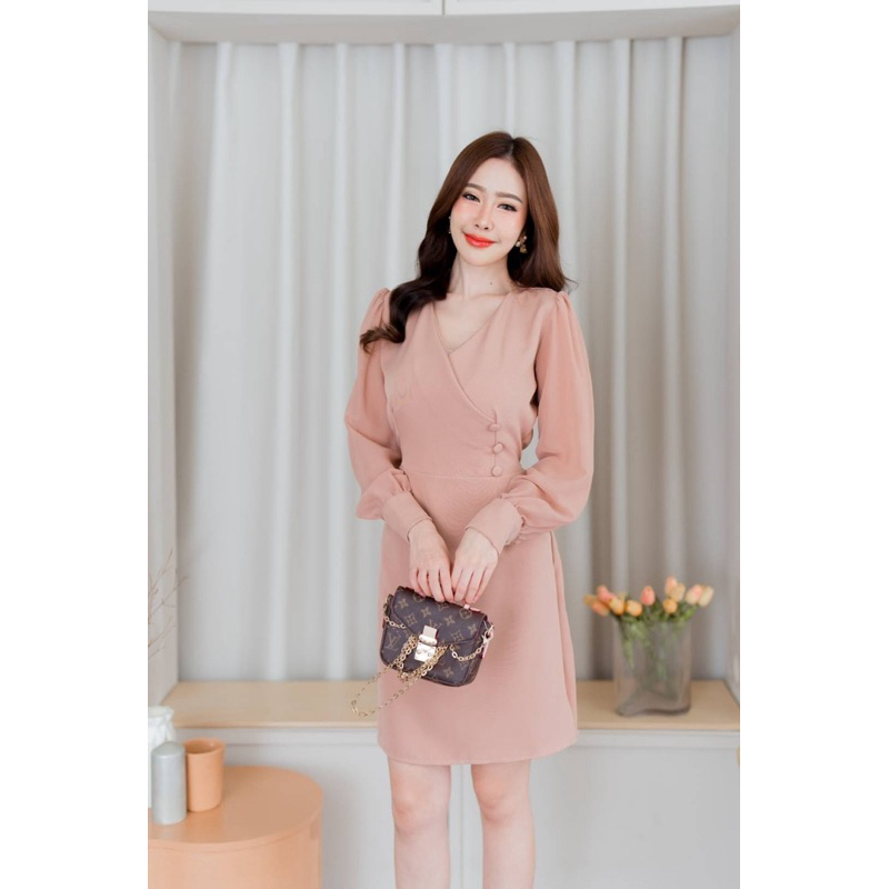 marriaเดรสไขว้หน้าแขนชีฟองแต่งกระดุม งานมาใหม่ ดีเทลเรียบหรู ดูแพงสุดๆ จะใส่ออกงาน  ทำงานชุดเดียวเอาอยู่  ป้ายvera - รูปที่ 3