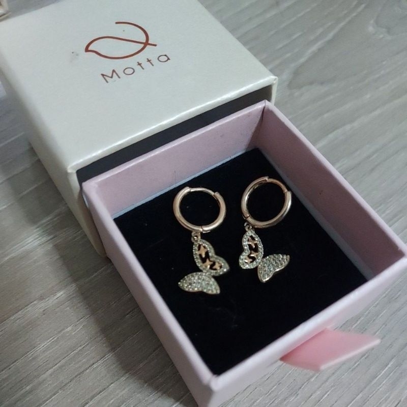 ต่างหู motto รูปผีเสื้อมือ 2 ของแท้พร้อมกล่องเก็บ (ใหม่ เทียบมือ 1)