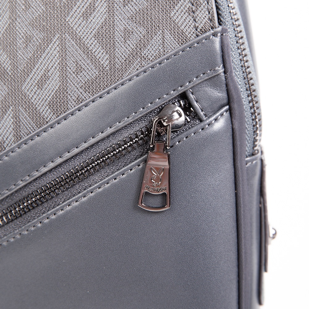 Playboy:Journey Men's Chest Bag กระเป๋าคาดอกผู้ชาย รุ่น ST-B242PBM272-BL ดีไซน์ทรงเป้สกรีนโลโก้อักษรสามเหลี่ยม สีกรม