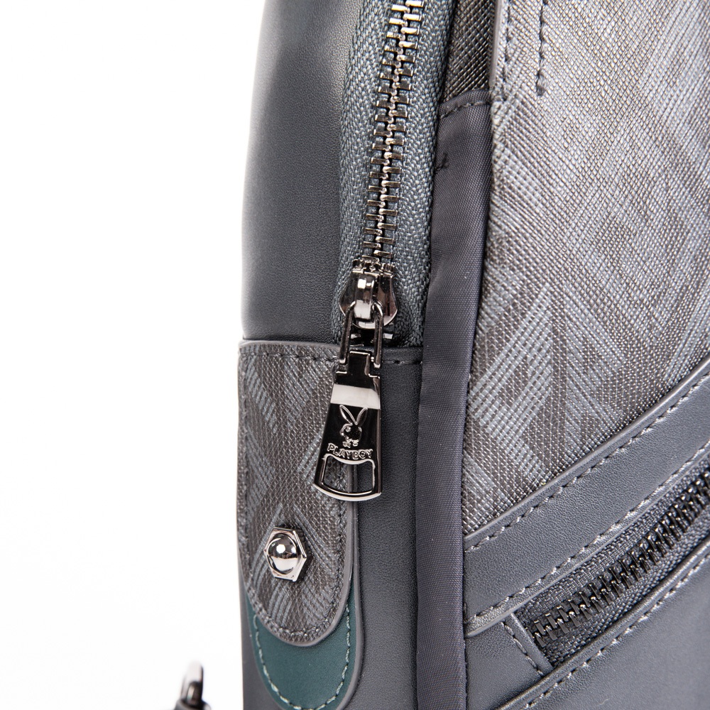 Playboy:Journey Men's Chest Bag กระเป๋าคาดอกผู้ชาย รุ่น ST-B242PBM272-BL ดีไซน์ทรงเป้สกรีนโลโก้อักษรสามเหลี่ยม สีกรม