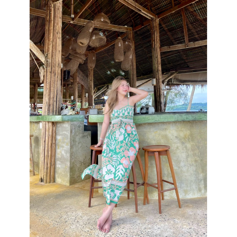 Nooch.closet : เดรสยาวผ้าพริ้ว Chaba Green Dress