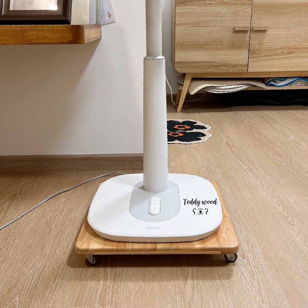 ฐานรองพัดลมไม้จริง แบบล้อเลื่อน (ลูกค้าขันล้อด้วยตนเอง)