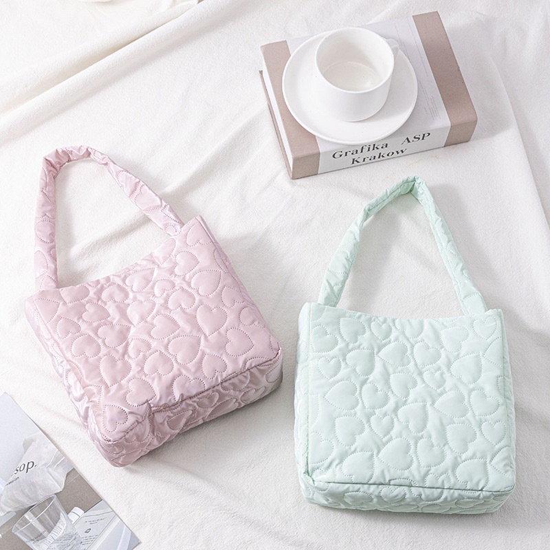 กระเป๋าถือ 🇹🇭EAZY Soft Heart Hand Bag V2 ขึ้นไหล่ได้ นุ่มนิ่ม ลายหัวใจ สีพื้น สไตล์เกาหลี รุ่นปี2025