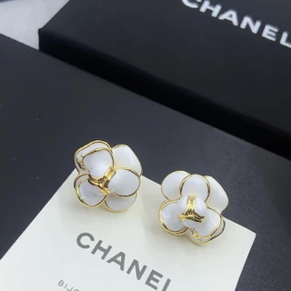 ต่างหู ดอกคามิเลีย ขาวและดำ แบรนด์ C:H:A:N:E:L งานHIEND ด้านหลังปั้ม 2x2เซน