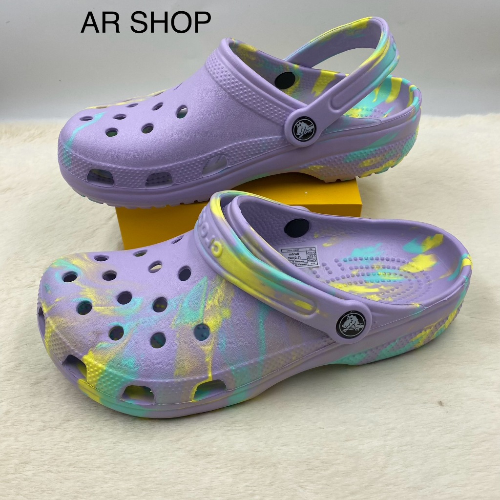 รองเท้าแบบสวม Crocs Classic ลายใหม่สำหรับ ผู้หญิงและผู้ชาย งานสวยน้ำหนักเบามากใส่ทนใส่สบายใส่แล้วไม่เจ็บเท้าค่ะ