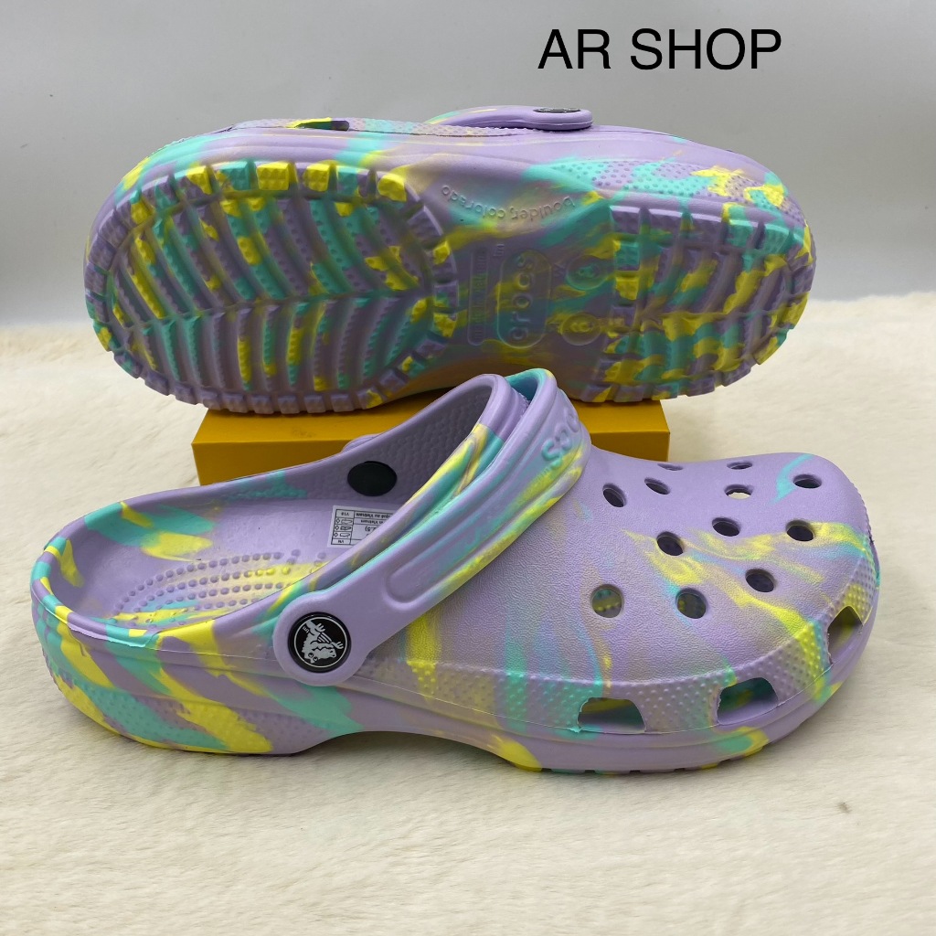 รองเท้าแบบสวม Crocs Classic ลายใหม่สำหรับ ผู้หญิงและผู้ชาย งานสวยน้ำหนักเบามากใส่ทนใส่สบายใส่แล้วไม่เจ็บเท้าค่ะ