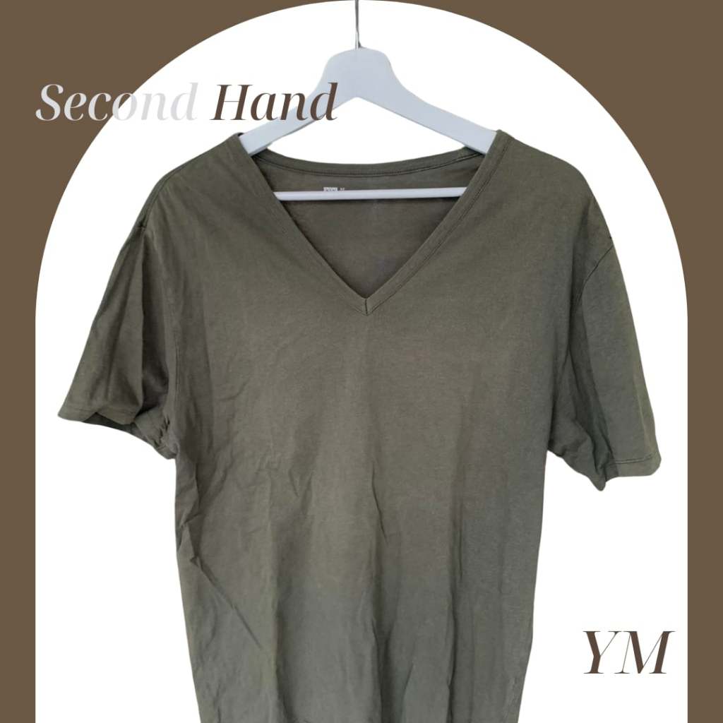 เสื้อยืด GAP มือสอง สีเขียวขี้มา คอวีแขนสั้น