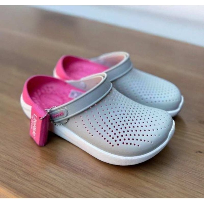 Crocs LiteRide Clog รองเท้าคร็อคส์รุ่นฮิตได้ทั้งชายหญิงรองเท้าแตะ Crocs ผลิตจากยางอย่างดีนิ่มเบาไม่ลื่นใส่สะอาดเท้า