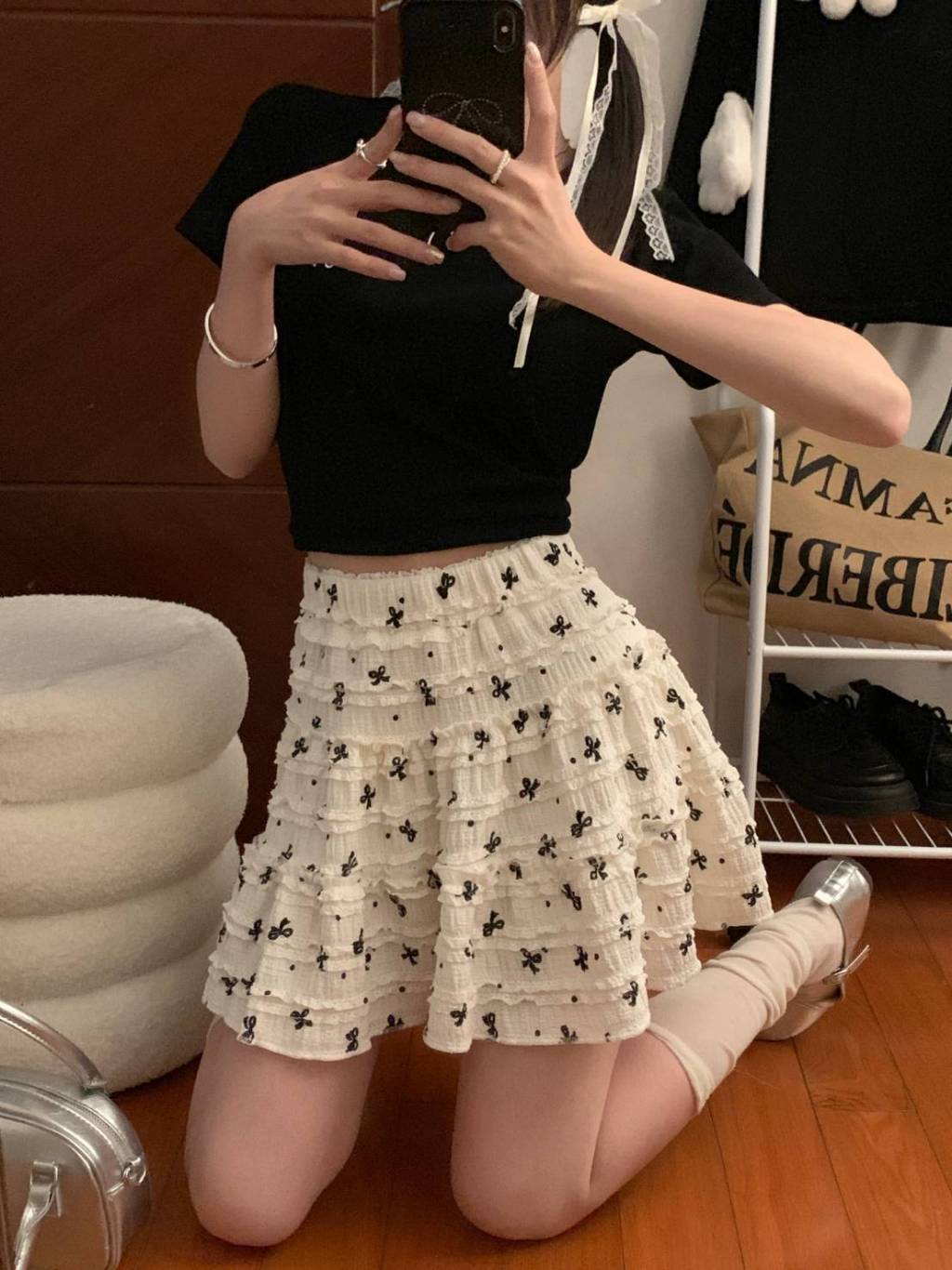Vogue🌟พร้อมส่ง🌟 กระโปรงขาสั้น เอวสม๊อค ดีเทลลายโบว์ทั้งตัว ขอบลูกไม้ (1059-G) - รูปที่ 4