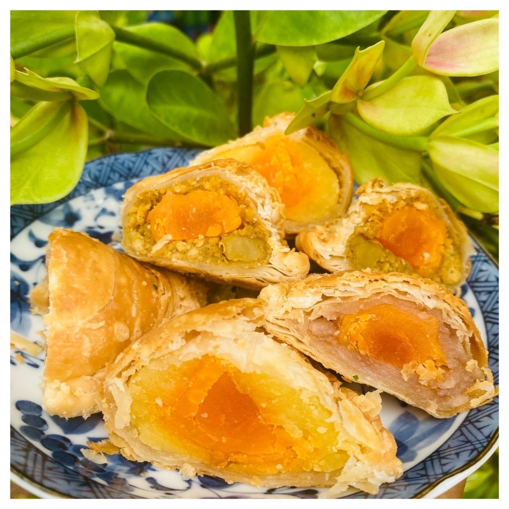 พัฟรวมไข่เค็ม Mix puff with salted egg (1กล่อง10ชิ้น)