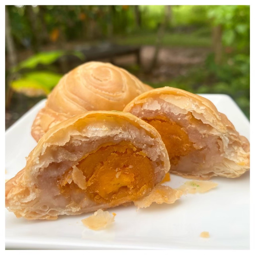 พัฟเผือกไข่เค็ม Taro puff with salted egg (1กล่อง10ชิ้น)