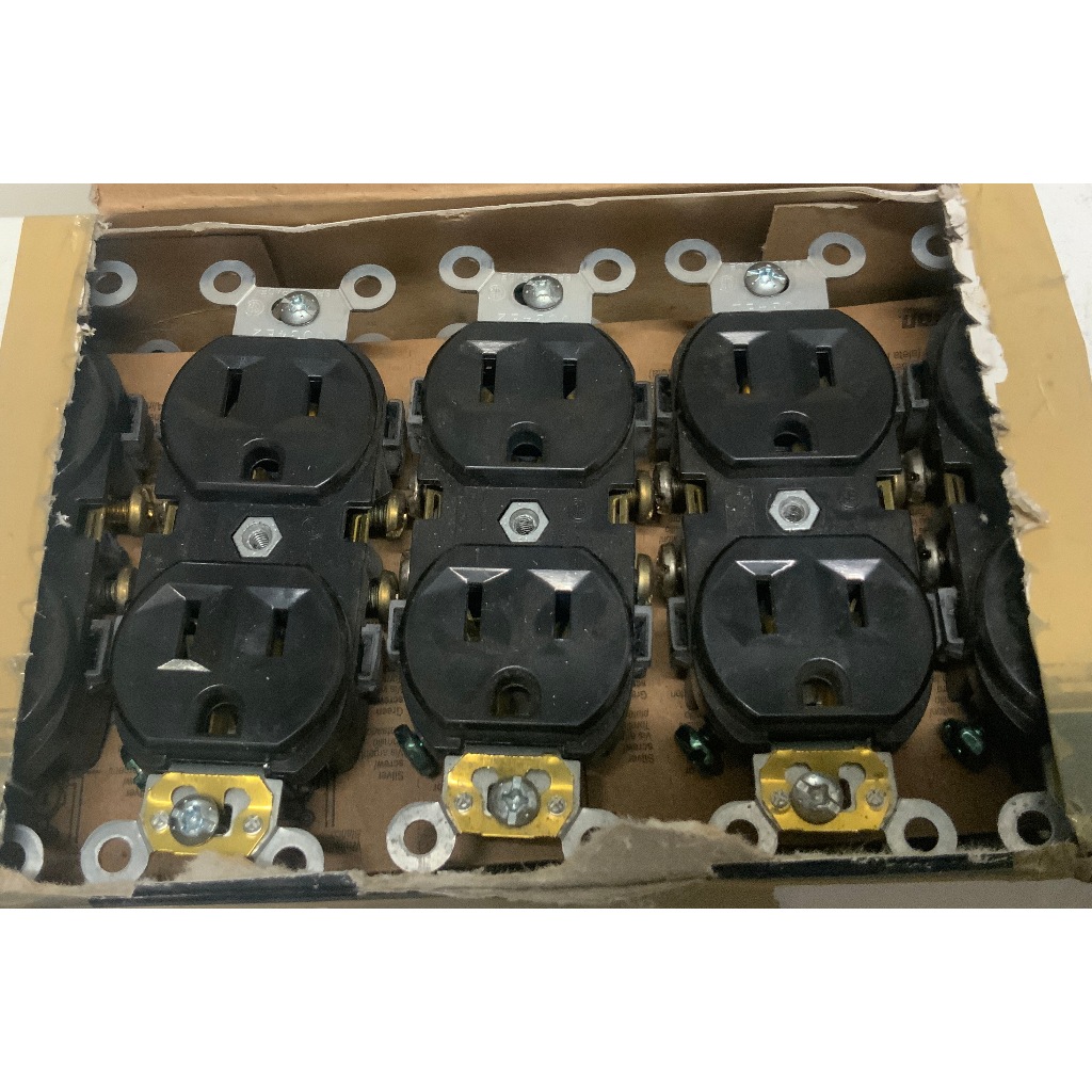 ปลั๊กผนัง Leviton CR15-E (USA) สีดำ 15A