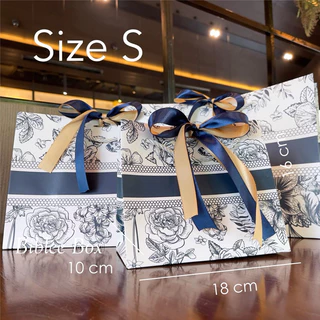 ꒰1ใบ꒱ถุงกระดาษ HAPPY TIMES สีขาวพิมพ์ลายกุหลาบคริสตี้ ทิวลิป เซนทอเรีย ริบบิ้นทูโทน สีทอง-น้ำเงิน