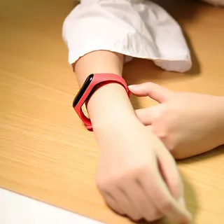 สร้อยข้อมือซิลิโคนเหมาะสำหรับ Mi Band 3 4 5 6 สะดวกสบายและระบายอากาศได้ สายกีฬาเปลี่ยนสีได้