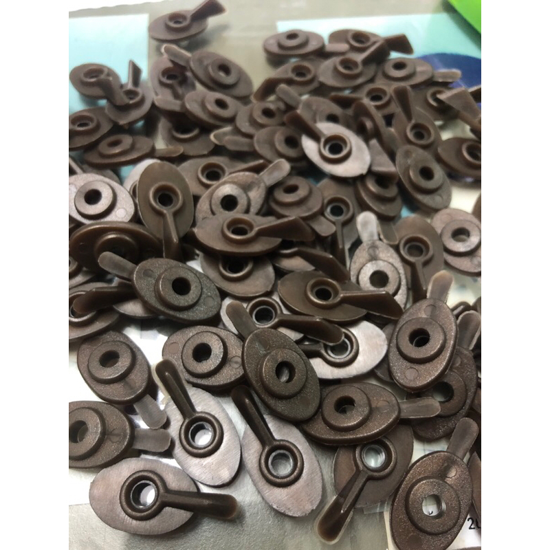 หางปลามุ้งลวดพลาสติก สีน้ำตาล (ไม่มีสกรูให้นะคะ)