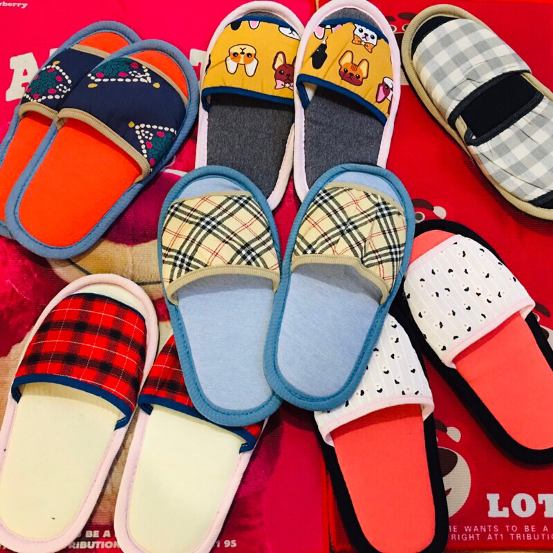 รองเท้าSlipper รองเท้าใส่ในบ้าน ใส่สบายเบาไม่หนัก มีลายน่ารักๆ(รองเท้าเเบบหัวเปิด) ทางร้านขออนุญาตคละสีคละลายไปให้นะคะ