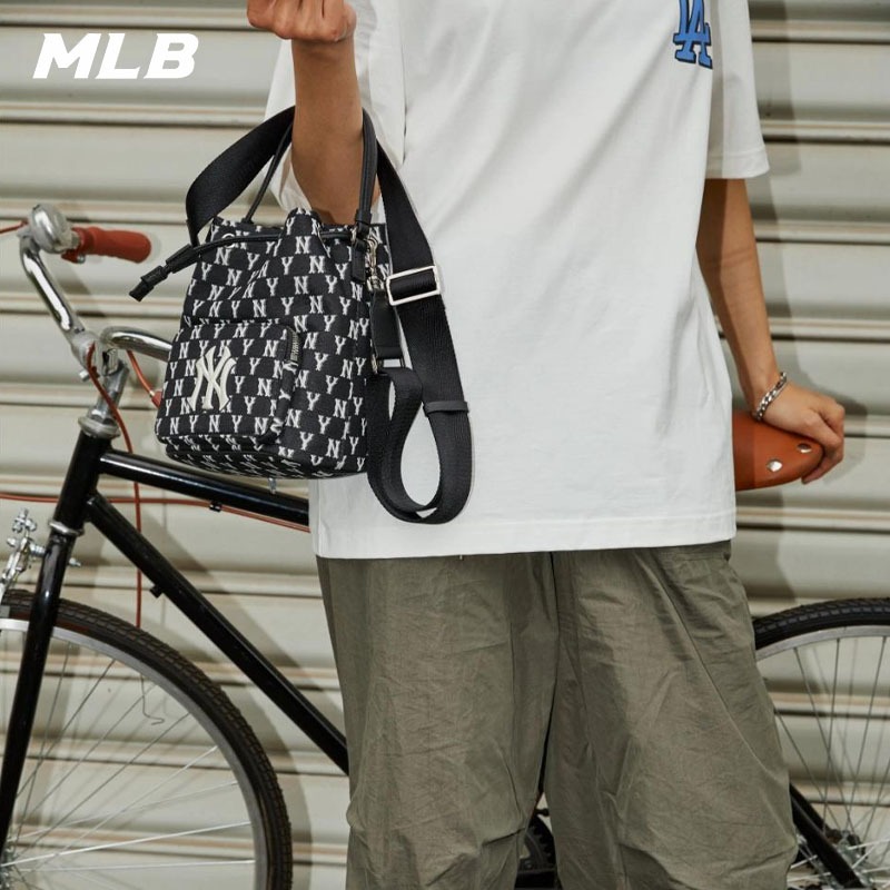 MLB กระเป๋า NEW YORK YANKEES JACQUARD กระเป๋าสะพายข้าง Women Bags Cross Body Shoulder Bags กระเป๋าสะ