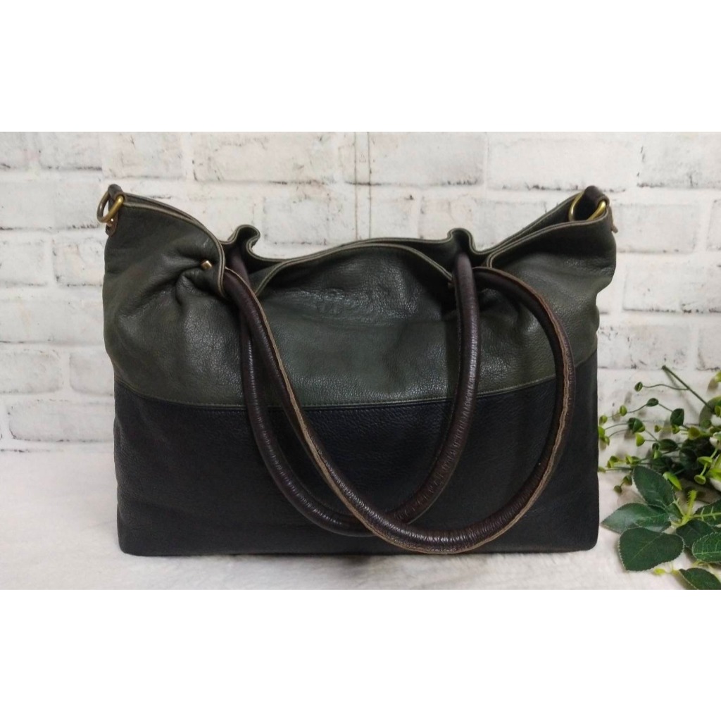 กระเป๋า BET หนังแท้นิ่มทูโทน 1 ช่องหลัก3ช่องย่อย ราคา : 690 กว้าง 16นิ้ว สูง 12นิ้ว ฐาน 5นิ้ว