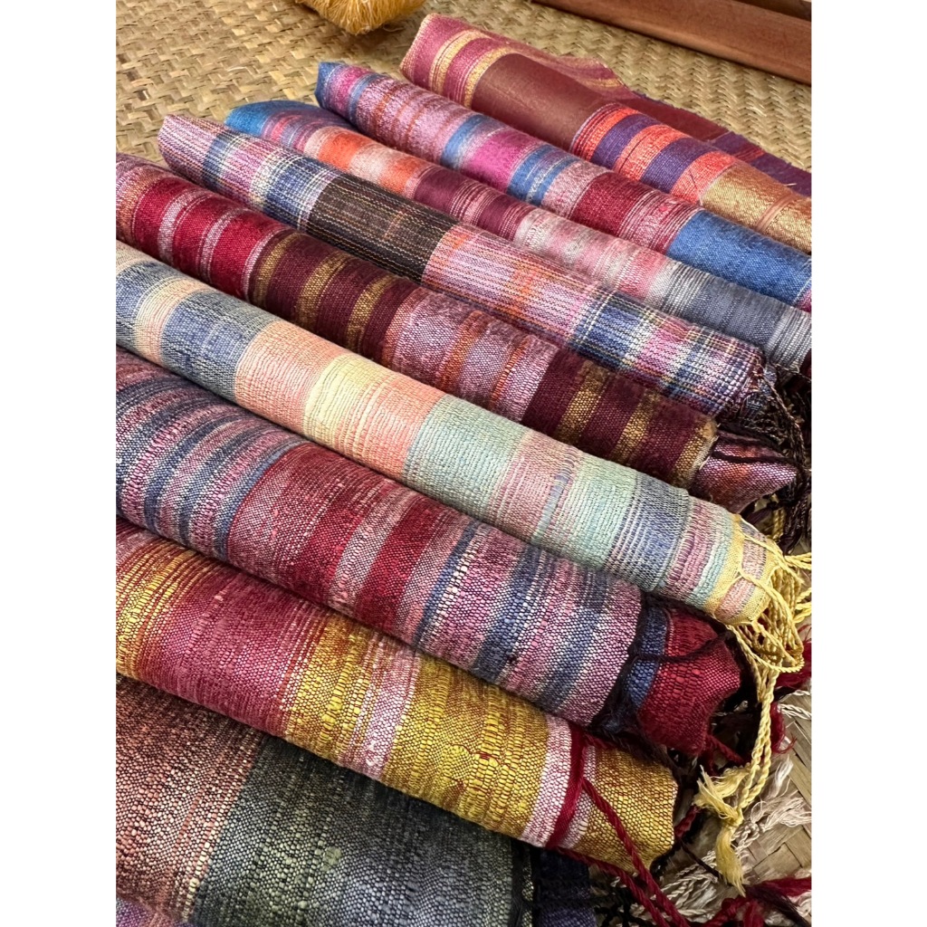 ผ้าพันคอไหมแท้ ทอลายสายฝน ไหมบ้านทอมือ เนื้อนุ่ม แถมกล่องของขวัญฟรี 30 x 180 cm. สินค้าคละสีนะคะ