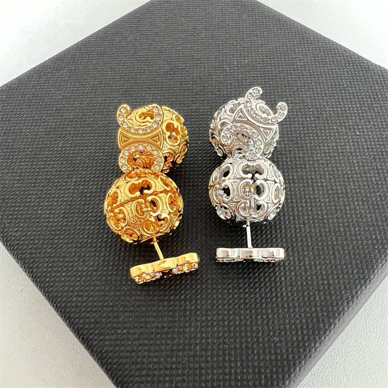 ต่างหู ฉลุโลโก้ C:E:L:I:N:E งานพรีเมี่ยม พร้อมส่งทั้ง2สี