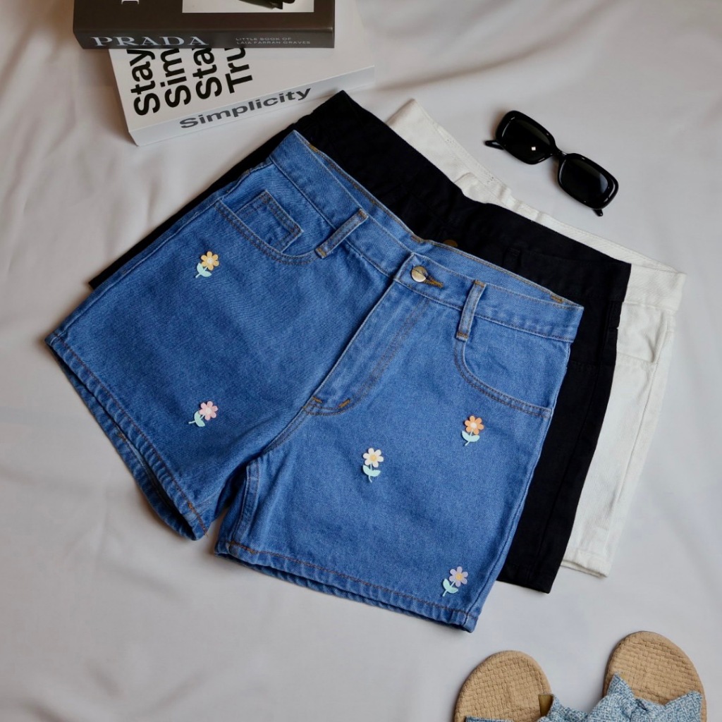 📍เอว 26-44📍 กางเกงยีนส์ขาสั้น เอวสูง (ผ้าไม่ยืด) - ติดอุปกรณ์ - รุ่น ดอก5สี อ่อน ขาว ดำ #JUNE2405