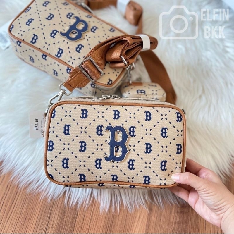 แท้ 💯 <ใบใหญ่> MLB Dia Monogram Cross Bag -NY/ B Boston กระเป๋าสะพายข้าง สีดำ สีน้ำตาล สีเบจ สีเขียว