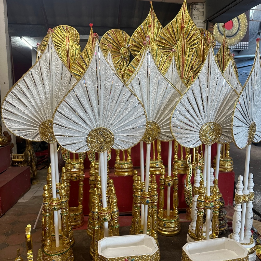 ตาลปัตรชุดพร้อมฐานสีขาว พัดใบลานแท้ ทรงตรง  ตาลปัตรงานบวช  เดินเส้นลายไทยประดับกระจกหลากสีขาว