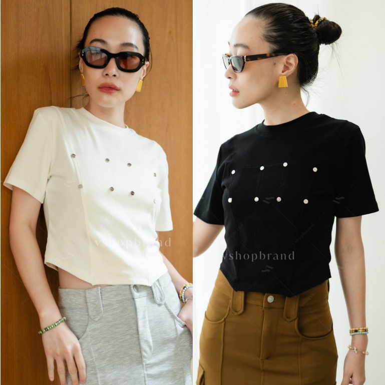 พร้อมส่ง เสื้อครอปแขนสั้นแต่งหมุดหน้า งานป้าย vshopbrand
