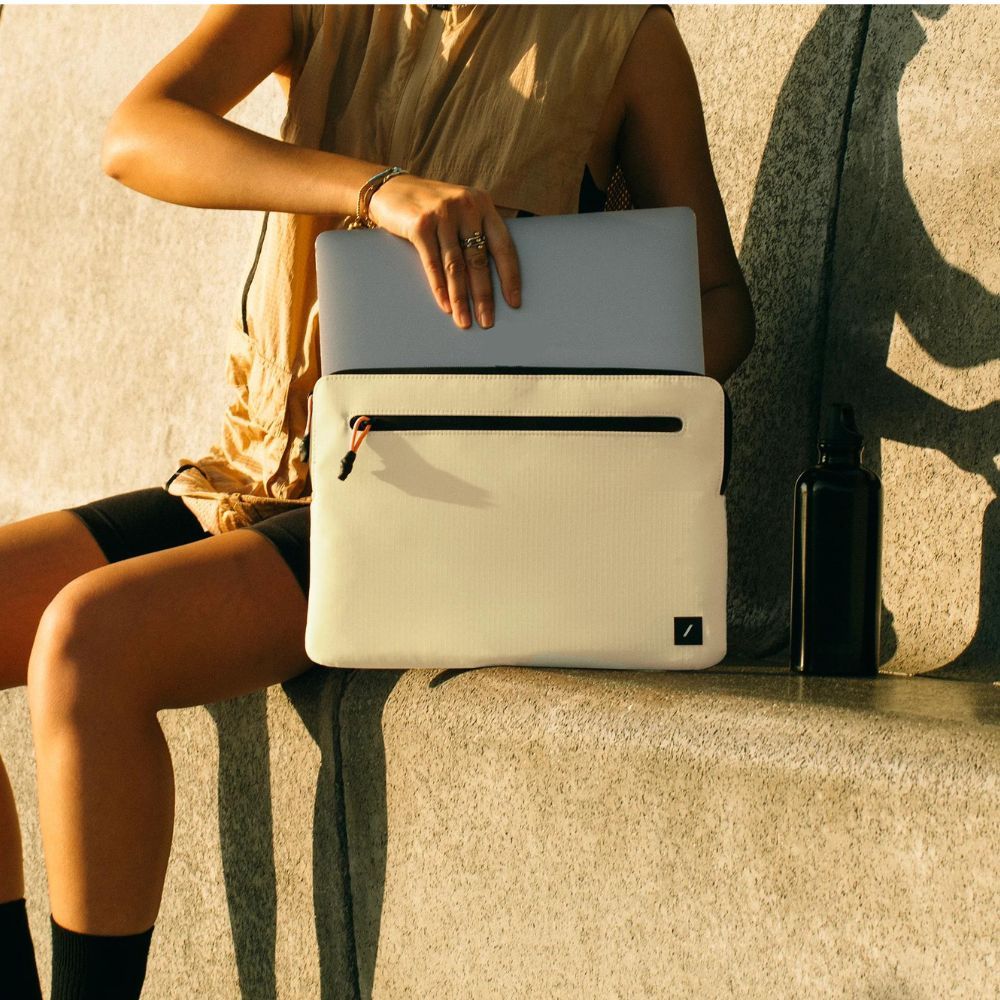 กระเป๋าคอมพิวเตอร์ Native Union Ultralight Sleeve for M@cBook 14/16  inch-Black / Sandstone - รูปที่ 4