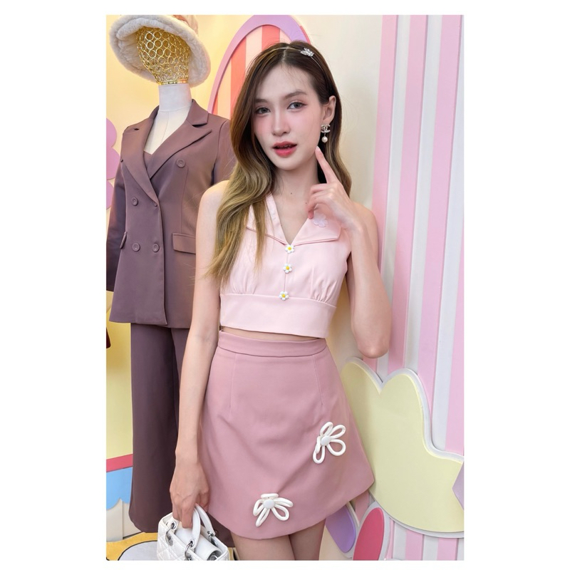 [NITTAYA] D2457 ชุดเซตเสื้อครอปแขนกุดคอปกสายผูกโบว์กระโปรงทรงเอแต่งดอกไม้ น่ารักเซ็กซี่มาก ใส่เที่ยว คาเฟ่ ดินเนอร์