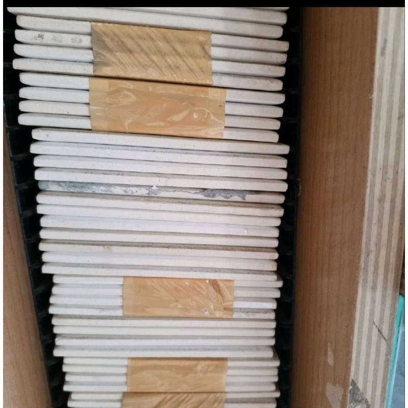 กระเบื้องเซรามิคขาว ขนาด 4"×4" ความหนา 5 มิล แพค 10แพคต่อเชต ล/คที่ใช้เยอะ นะคะ