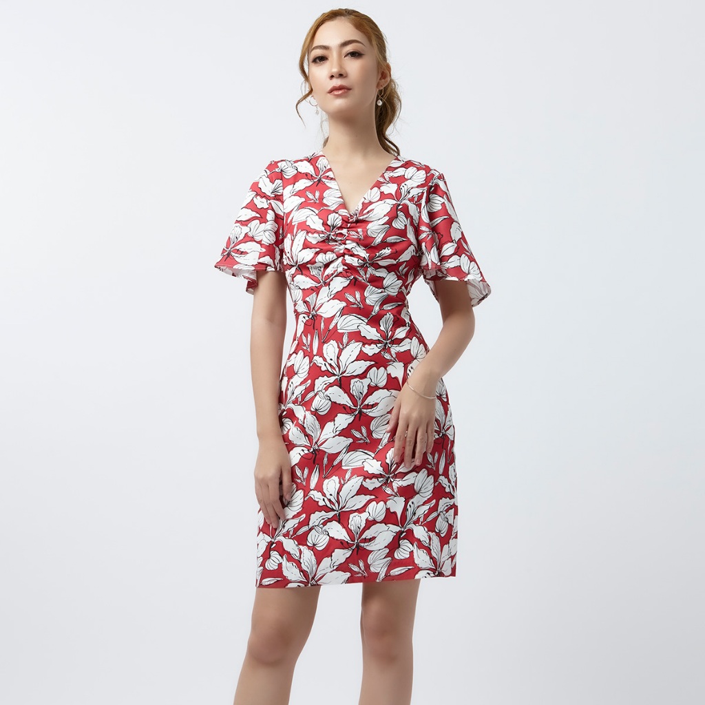 f.fashion เดรสคอวีลายดอกไม้แต่งย่น ผู้หญิง สีชมพูเข้ม | V-Neck Floral Print Dress | 05976