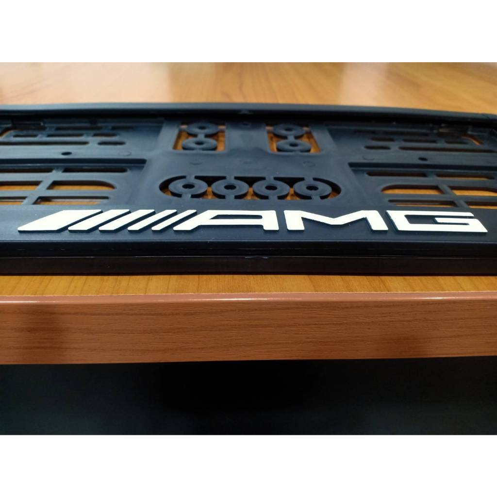 กรอบป้ายทะเบียนรถยนต์ตัวนูน AMG สกรีนสีขาว