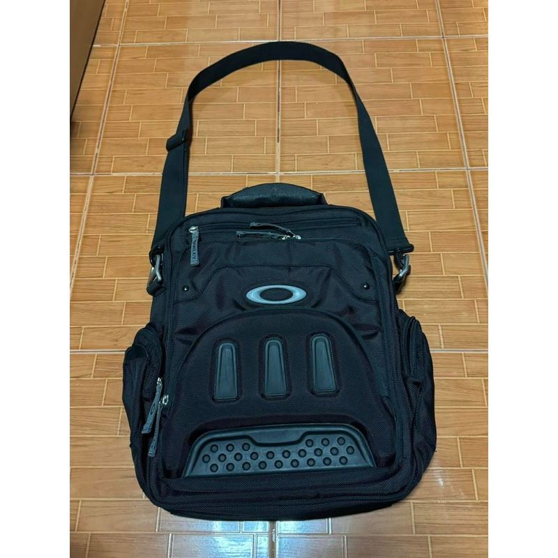 กระเป๋าหิ้ว พร้อมสายสะพาย Oakley