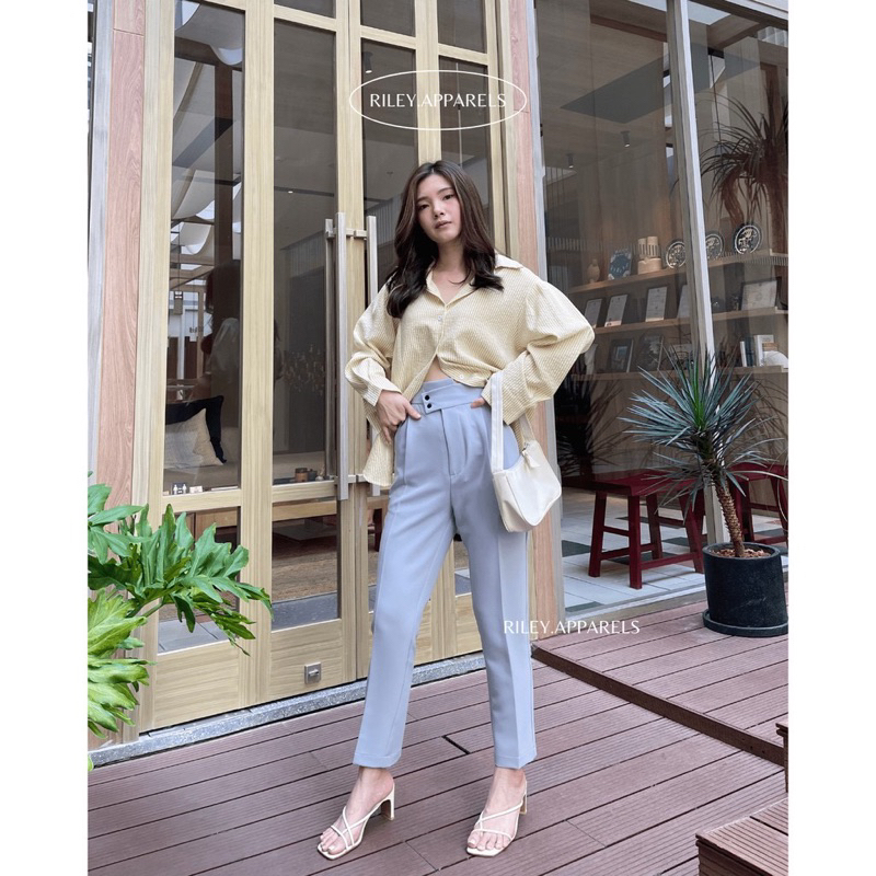 กางเกงขายาวจากร้าน riley.apparels
