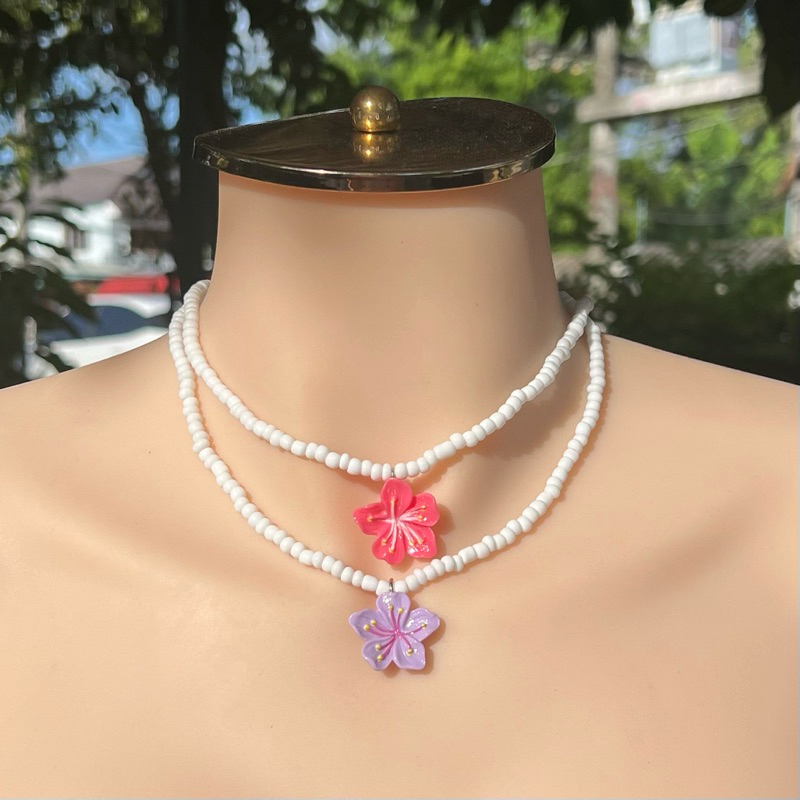(พร้อมส่ง) สร้อยคอลูกปัด จี้ดอกชบา 🌸 handmade 100% จี้(size: M)