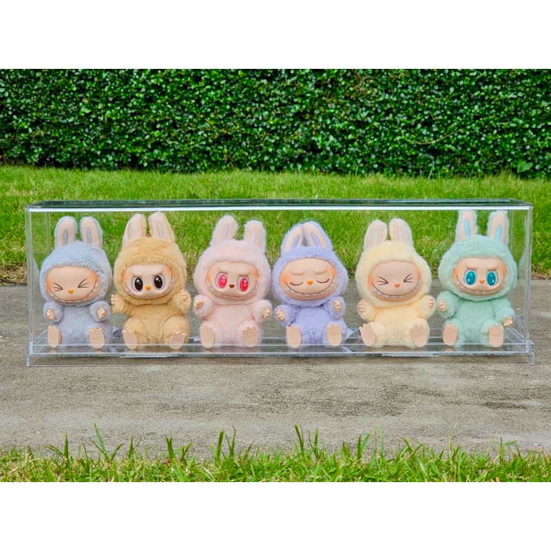 พร้อมส่ง - กล่องอะคริลิค พร้อมที่พิง ขนาด 54*10 สูง 16 เซน กล่องใส่ Labubu มาการอง V.2 กล่องครอบโมเดล สินค้าแข็งแรง