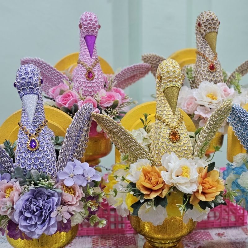 M01 พร้อมส่ง พานพุ่มนกยูงกฐิน พร้อมไม้เสียบธนบัตรใบโพธิ์ทองประดับพลอย 10 ชิ้น - รูปที่ 2