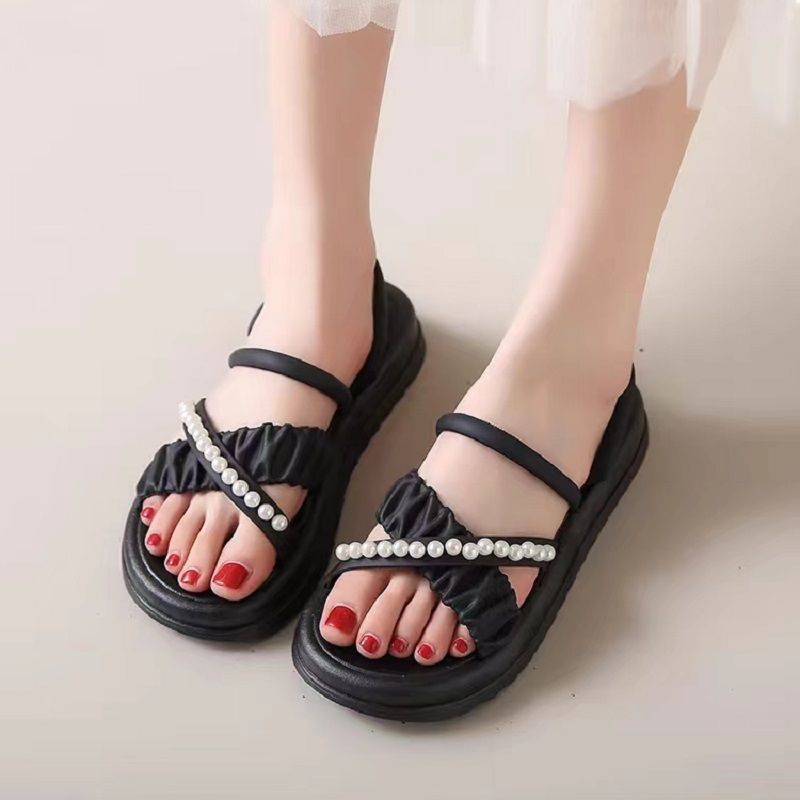 LGShoes ใหม่มาก รองเท้าแตะแบบสวม แต่งดีเทลสายไขว้ ประดับไข่มุกเก๋ๆ สวมใส่สบายดีไซส์สวยมาก พื้นนิ่มสบายเท้า มี 2สีแบบปัง