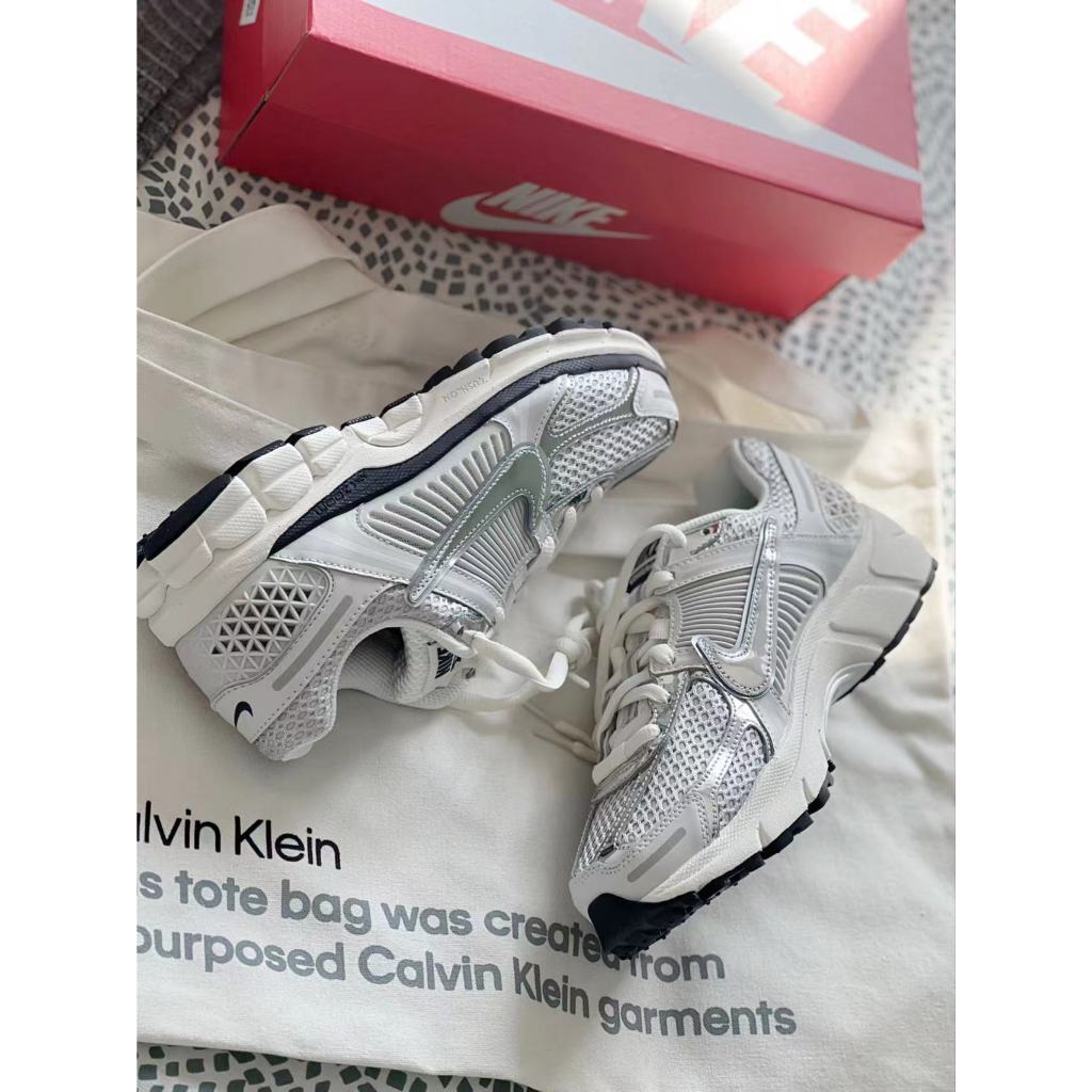 ❤ ของแท้100% รองเท้าผ้าใบ❤ NIKE AIR ZOOM VOMERO 5 FQ6868-111.FQ6868-181.FD0884-025.FD9919-001.FB8825-001 sneakers
