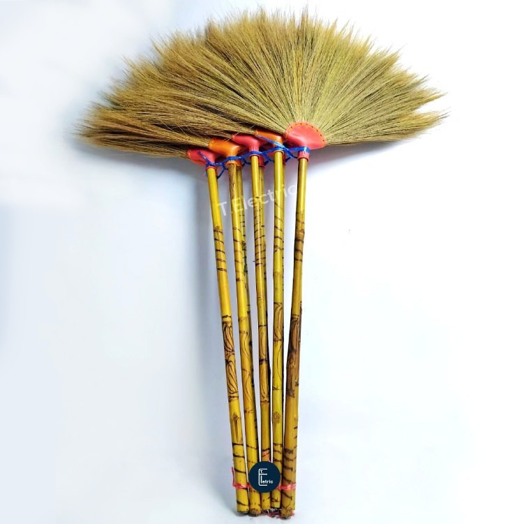 ไม้กวาดดอกหญ้าราคาถูก คละสี (ด้ามไม้) ยาว 100cm ไม้กวาดไม้ไผ่ broom ไม้กวาดทำความสะอาดพื้น กวาดบ้าน