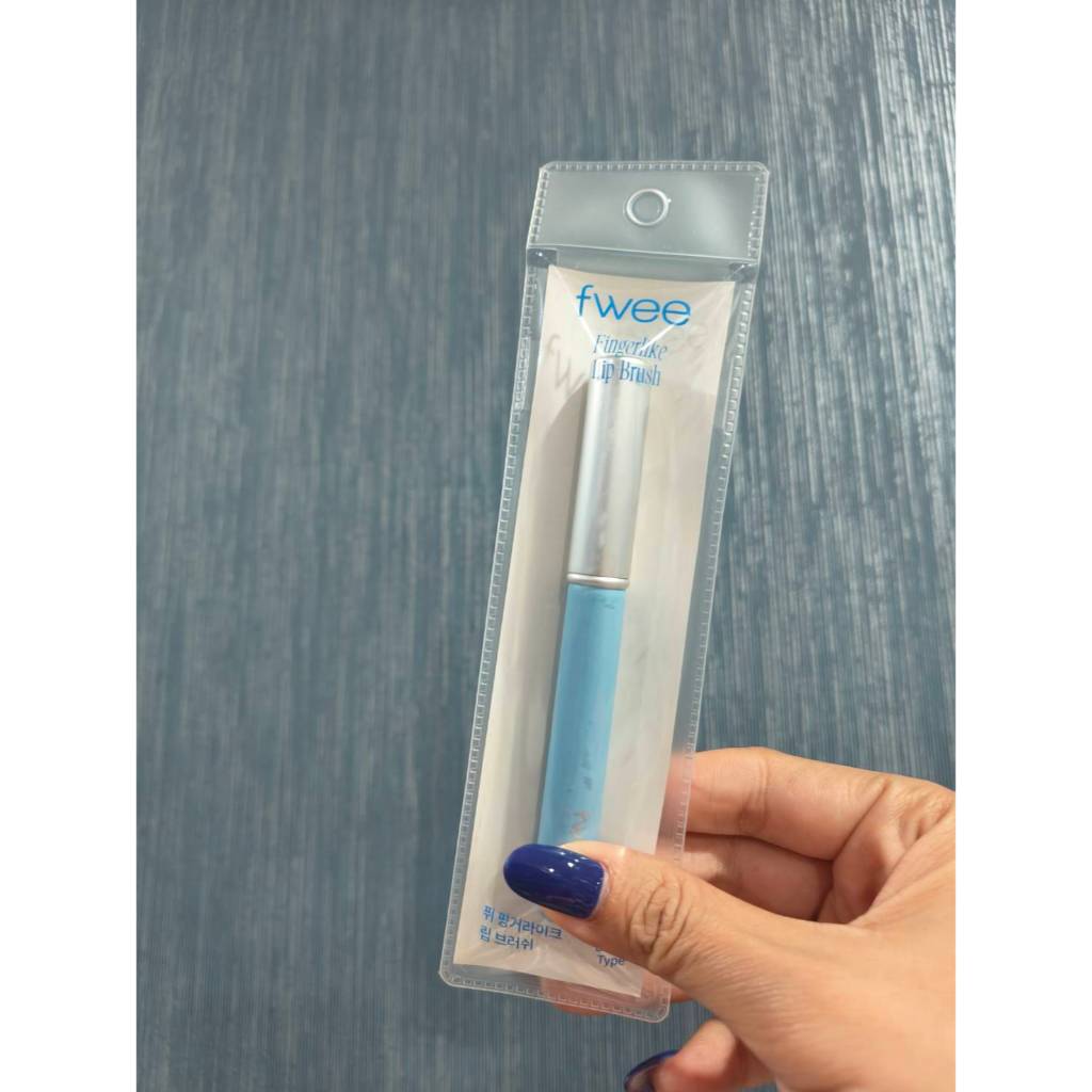 [สินค้าของแท้100% พร้อมส่ง] Fwee  fwee Fingerlike Lip Brush