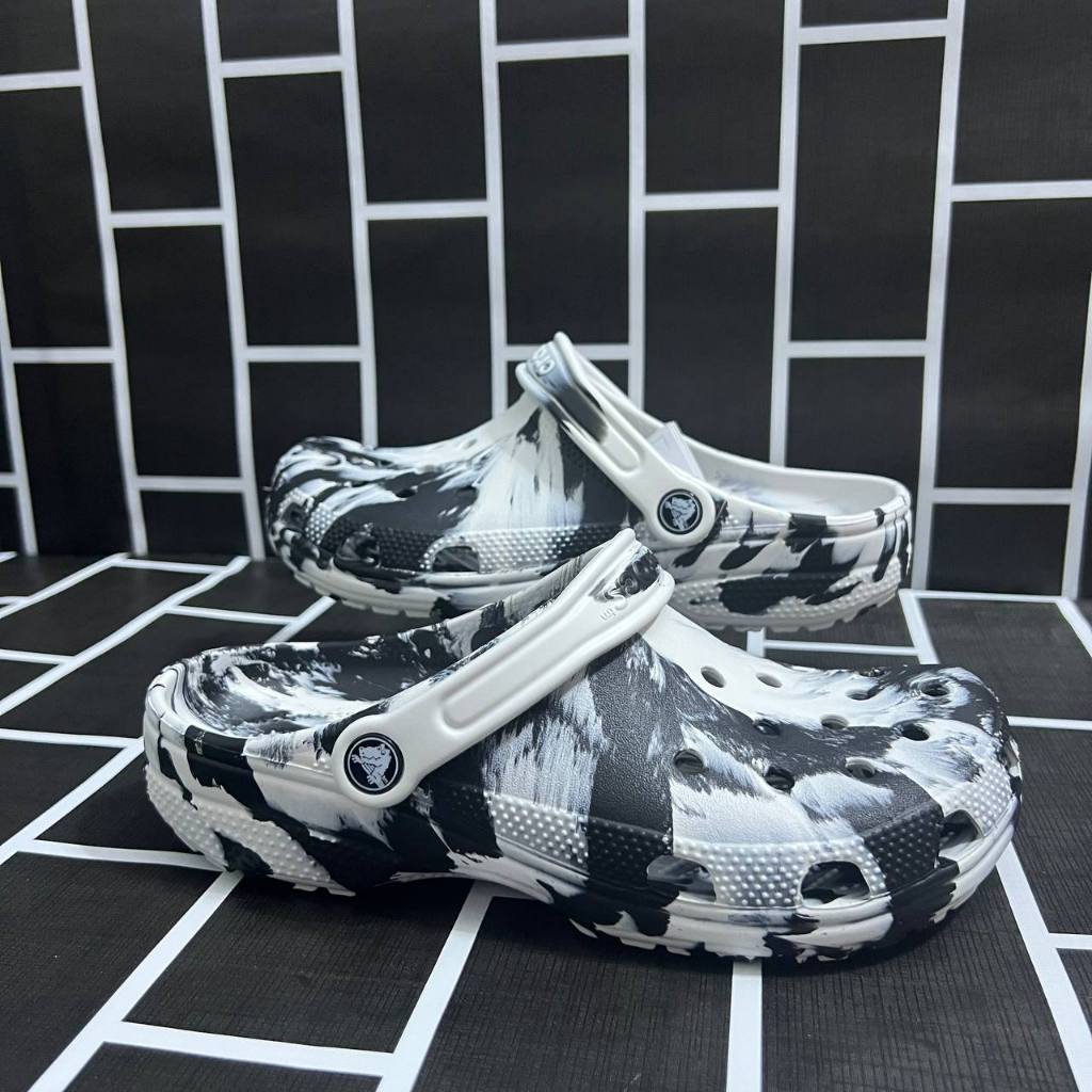Buy 1 get 2 Jibbitzs free รองเท้า Classic Crocs Clog หิ้วนอก ถูกกว่าshop✨(สินค้าพร้อมจัดส่งจากไทย)✨