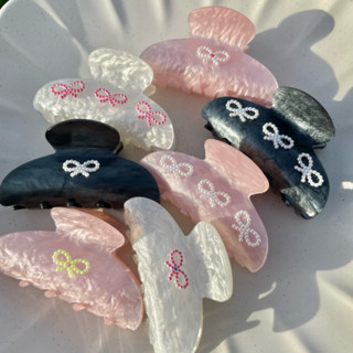 Piing me Pearl Bowww Hair Claw | กิ๊บหนีบผมโบว์ไข่มุก (พร้อม…