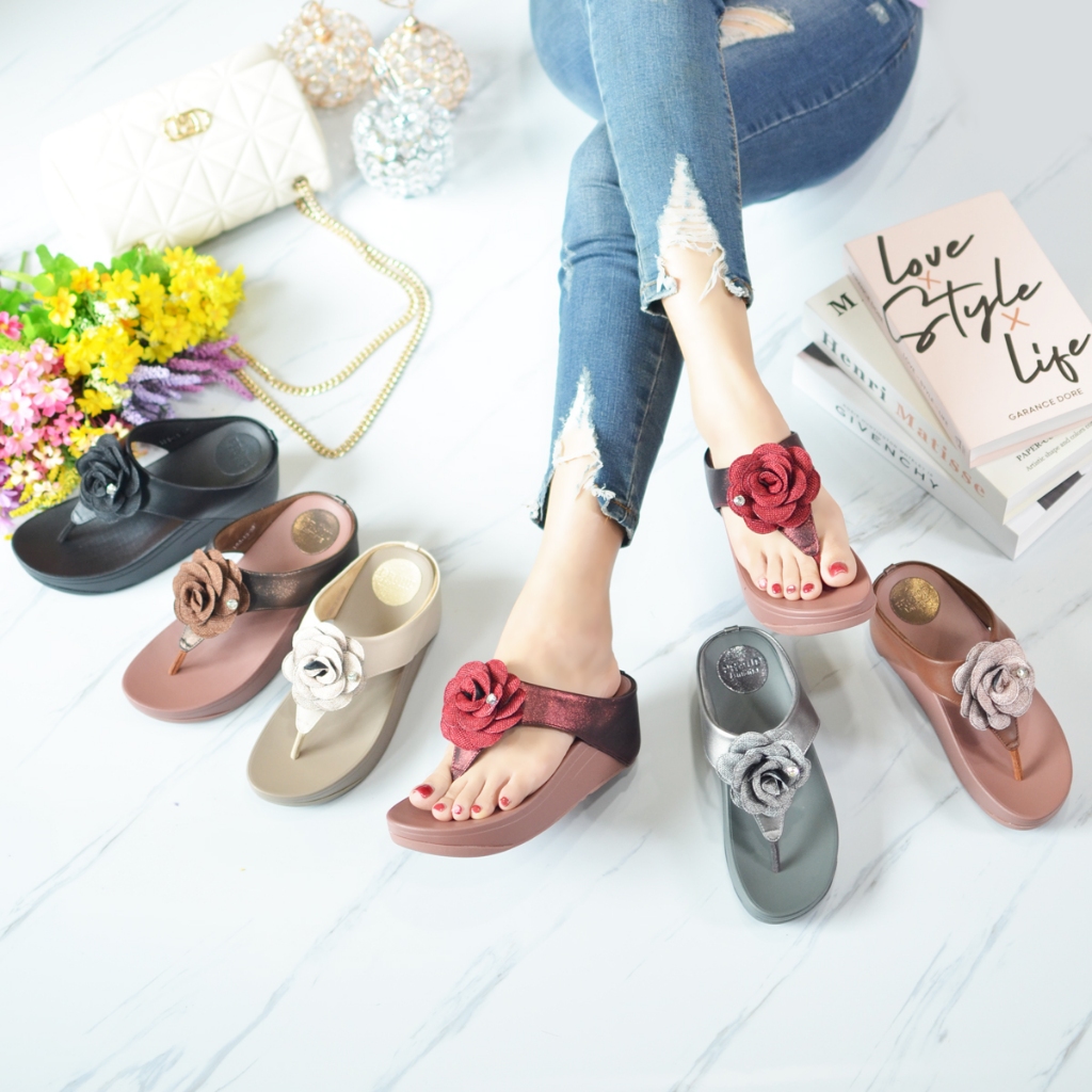 198-13 รองเท้าสุขภาพเสริมส้นสูง2.5นิ้ว คีบหน้าดอกไม้ติดจิลเพชร
